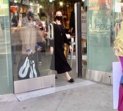 Анджелина Джоли - Бред Питт - Анджелина Джоли отправляется с детьми за покупками новой одежды - skuke.net - Лос-Анджелес