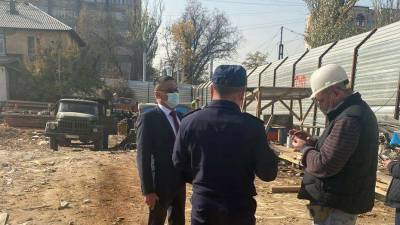 Компания, которая занимается озеленением территорий, незаконно вырубила деревья в центре Алматы - informburo.kz - Казахстан - Алма-Ата