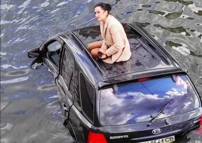 ДТП в Харькове: начальница из ГСЧС вылезла на крышу авто после падения в реку - sharij.net - Харьков