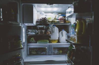 Какие подручные средства помогут убрать неприятный запах из холодильника - skuke.net