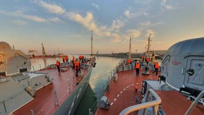 Каспийская флотилия на учениях уничтожила противника, захватившего буровую вышку - vesti.ru - Россия - респ. Татарстан - респ. Дагестан