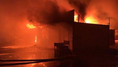 В Караганде произошёл пожар на рынке "Арай" - informburo.kz - Караганда