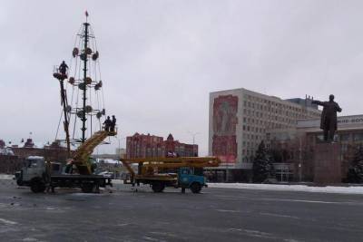 Михаил Исаев - Новогоднюю елку на Театральной площади заменят на искусственную - saratov.mk.ru - Саратовская обл.
