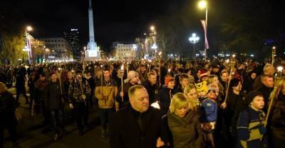 Кариньш обсудит с Национальным объединением альтернативные способы проведения факельного шествия - rus.delfi.lv
