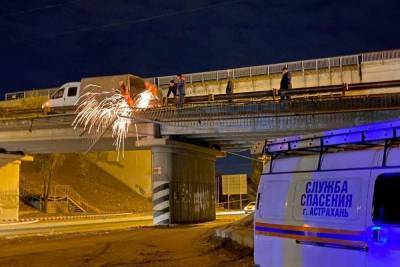 В Астрахани на Старом мосту на такси упало ограждение - ast.mk.ru - Астрахань - район Наримановский