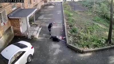 Нападение на пенсионерку во Владивостоке попало на видео - piter.tv - Россия - Гонконг - Приморье край - Владивосток - Нападение