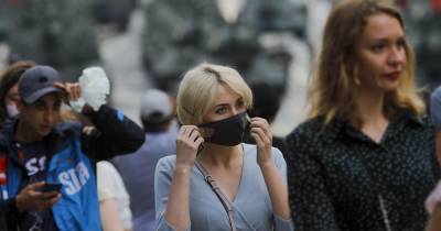 Россиянам напомнили, какой стороной носить маску - ren.tv - Россия