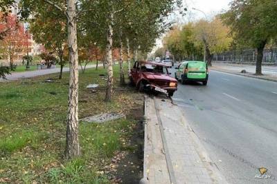 Машина в хлам: на Красном проспекте Новосибирска Lada влетела в забор - novos.mk.ru - Новосибирск