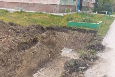 Яма глубиной 2 метра тревожит жителей города под Новосибирском - novos.mk.ru - Новосибирск - Искитим