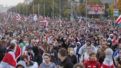 Очевидцы: в Минске вышли на улицы более 100 тысяч протестующих — видео - 5-tv.ru - Белоруссия - Минск