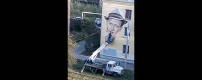 На стене дома в Нижнем Новгороде появился портрет Евгения Евстигнеева - runews24.ru - Нижний Новгород