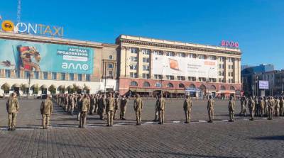 Владимир Зеленский - В центре Харькова собрались сотни военных, фото: стали известны причина и детали - kharkov.politeka.net - Украина - Харьков