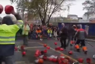 Во Владивостоке митингующие докеры закидали касками своих гендиректоров - mk.ru - Владивосток - Владивосток