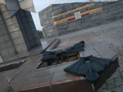 Под Днепром повредили стелу в честь бойцов Красной армии - news.bigmir.net - Украина - Днепр
