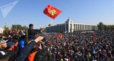 Митинг на площади в Бишкеке: протестующие штурмуют ворота парламента Кыргызстана - ru.armeniasputnik.am - Киргизия - Бишкек - Площадь - Парламент