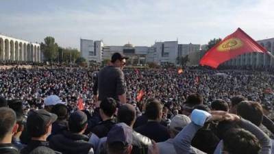 В Бишкеке милиция применила светошумовые гранаты против несогласных с итогами парламентских выборов - argumenti.ru - Киргизия - Бишкек - Парламент