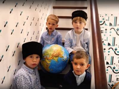 Рамзан Кадыров - Маленькие петербуржцы подарили Кадырову на день рождения песню про красный чемоданчик - bloknot.ru - Санкт-Петербург - респ. Чечня - Грозный