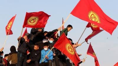 Сооронбай Жээнбеков - Толгонай Стамалиева - Протестующие захватили здание парламента Киргизии — видео - 5-tv.ru - Киргизия - Бишкек
