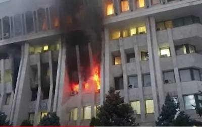 В захваченном здании парламента Кыргызстана возник пожар - korrespondent.net - Киргизия - Парламент