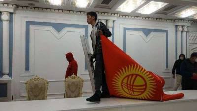 "Меня никто не назначал". В Кыргызстане кабинеты чиновников занимают лидеры протестов - informburo.kz - Киргизия - Бишкек