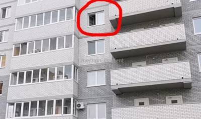 В Тюмени неизвестный мужчина забрался с ножом на окно пятиэтажки - nakanune.ru - Тюмень