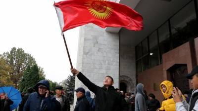 Сооронбай Жээнбеков - Эхо «Тюльпановой революции». Почему Киргизию вновь сотрясают протесты - polit.info - Киргизия - Бишкек - Парламент