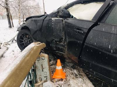 В Ноябрьске водитель иномарки снес опору ЛЭП - znak.com - Ноябрьск