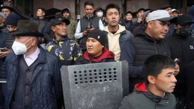 Чиновники массово уходят в отставку в Киргизии после митингов - 5-tv.ru - Киргизия
