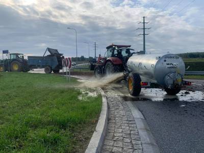 Протестующие польские фермеры заблокировали дороги и разбрасывают навоз - sharij.net - Польша