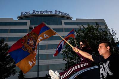 К редакции Los Angeles Times пришли протестовать сотни армян - lenta.ru - США - Армения - Лос-Анджелес - Азербайджан - Los Angeles