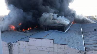 Крупный пожар разгорелся на складе в Приморье — видео - 5-tv.ru - Приморье край - Уссурийск