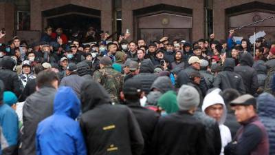 Курсан Асанов - В Киргизии обвинили главу МВД в бегстве на фоне беспорядков - iz.ru - Киргизия - Бишкек