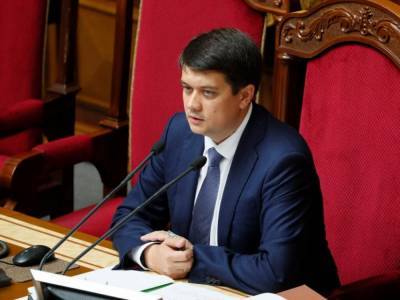 Дмитрий Разумков - Разумков рассказал, почему в Раде еще не рассматривают повышение зарплат медработникам - golos.ua - Украина