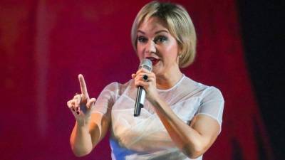 Татьяна Буланова - «Она вылуплена рожать»: Буланова записала клип на песню про яйца ехидны - 5-tv.ru