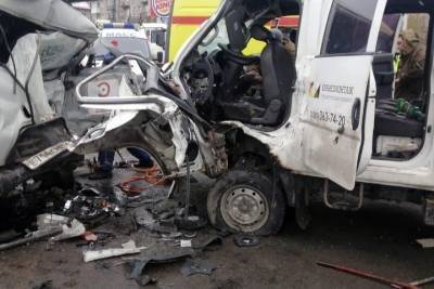 Двоих водителей зажало в машинах после аварии в Новосибирске - novos.mk.ru - Новосибирск