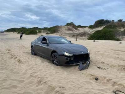 Застрявший седан Maserati попытались вытащить из песка, но что-то пошло не так (ВИДЕО) - enovosty.com