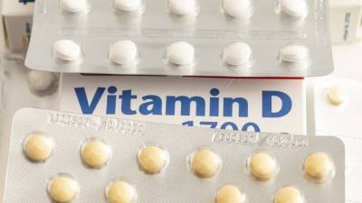 Врач рассказал, почему дефицит витамина D повышает риск заражения COVID-19 - 5-tv.ru