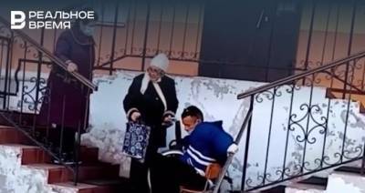 Прокуратуру Татарстана заинтересовало видео, где инвалид спускается на руках по лестнице - realnoevremya.ru - респ. Татарстан