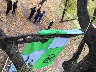 В Москве полиция и МЧС пытаются снять активистов с деревьев - sobesednik.ru - Москва - Славянск