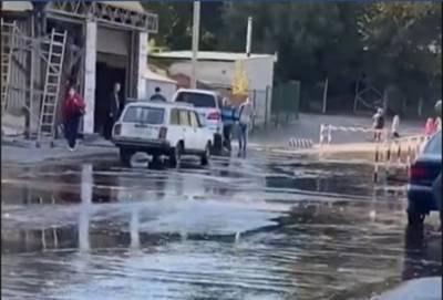 В Харькове вода залила улицы, прорыв не могут устранить почти сутки, видео: "Сколько денег вытекло" - kharkov.politeka.net - Харьков