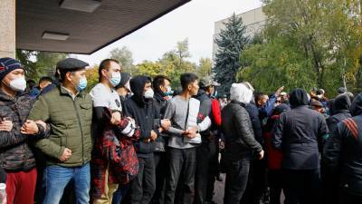 Алмазбек Атамбаев - Сооронбай Жээнбеков - Садыр Жапаров - В Бишкеке начались столкновения между протестующими - russian.rt.com - Киргизия - Бишкек