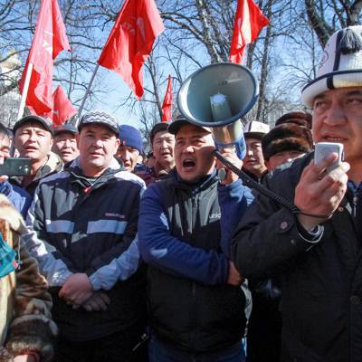 Алмазбек Атамбаев - Сооронбай Жээнбеков - Омурбек Бабанов - В Бишкеке начались столкновения между митингующими - radiomayak.ru - Киргизия - Бишкек