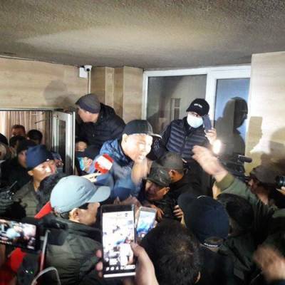 Алмазбек Атамбаев - Омурбек Бабанов - Садыр Жапаров - В Бишкеке начались столкновения двух митингующих сторон - argumenti.ru - Киргизия - Бишкек