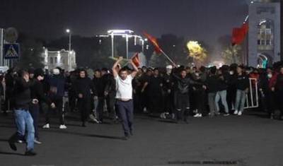 Алмазбек Атамбаев - Митингующие в Бишкеке устроили стрельбу между собой - newizv.ru - Киргизия - Бишкек
