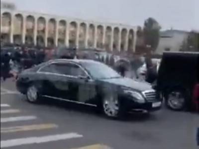 Алмазбек Атамбаев - Экс-главу Киргизии попытались убить прямо на центральной площади Бишкека - bloknot.ru - Киргизия - Бишкек