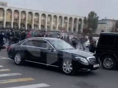 Алмазбек Атамбаев - В Бишкеке обстреляли авто бывшего президента страны - golos.ua - Киргизия - Бишкек