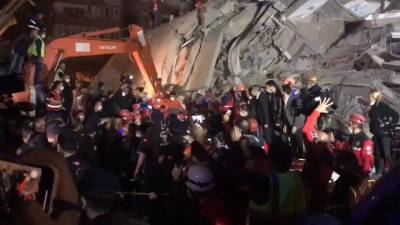 Спасение в прямом эфире: из-под завалов в Измире извлекли мяукающую женщину - vesti.ru - Турция - Греция