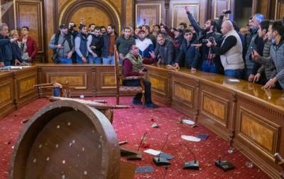 Никола Пашинян - В Армении протестующие захватили трибуну парламента - korrespondent.net - Армения - Нагорный Карабах - Парламент