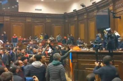 Никол Пашинян - Оник Гаспарян - В Ереване сотни протестующих ворвались в парламент и избили спикера - vkcyprus.com - Армения - Ереван - Парламент