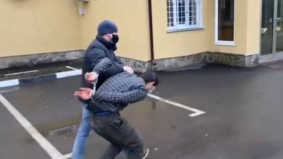 Появилось видео с задержанным мигрантом, который убил и ограбил женщин в Подмосковье - vesti.ru - Россия - Московская обл. - Таджикистан - Солнечногорск